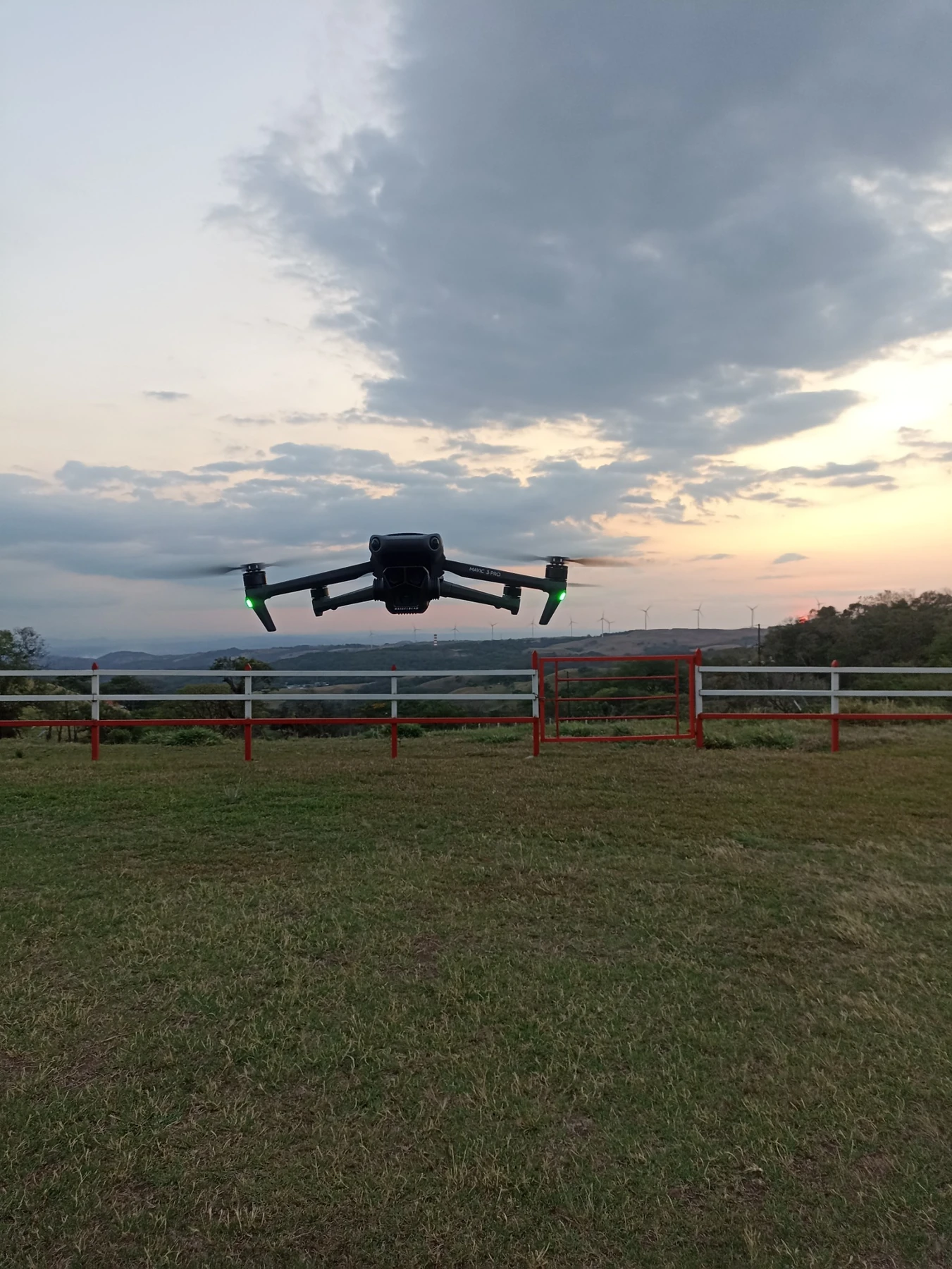 Dron en vuelo sobre un terreno
