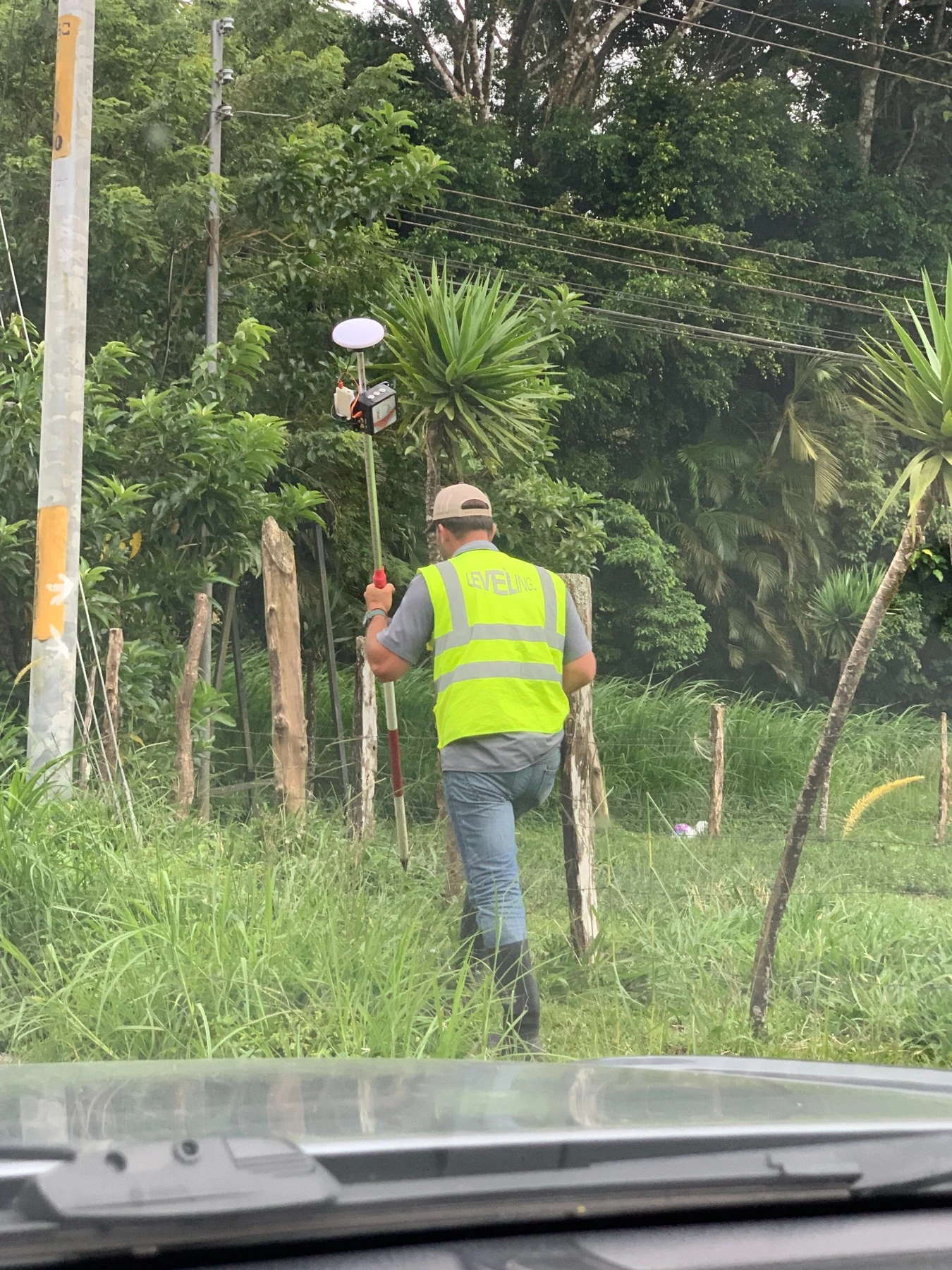 Medición con equipo GNSS junto a una cerca